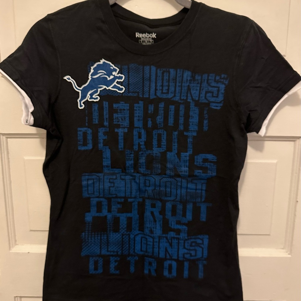 Reebok Women's Black and Blue Detroit Lions Graphic Tee